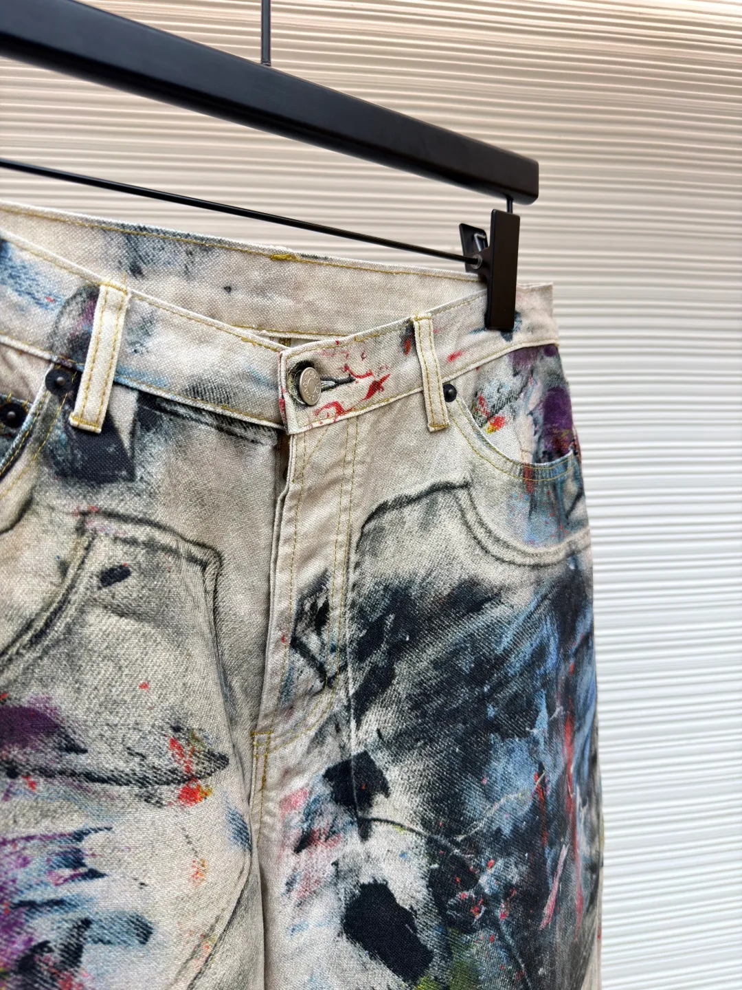 Acne Studios 3D color printed jeans ●Original version: Purchased and developed by 4989 ●Item number: 1681426- ●Material: denim fabric ●Technology: 3D production ●Version: loose fit ●Weight: about 720 grams ●Size: XS-S-M-L-XL-XXL ●Description: Customized high-weight organic cotton twill (14oz) is specially developed for ACNE. It is blended with long-staple cotton + 2% elastic fiber to ensure a crisp feel and moderate extensibility, suitable for loose tailoring. Distressed effect and 3D thermal transfer technology: It is a non-traditional washed distressing treatment. The surface distressed texture is not achieved through physical friction or bleaching. Instead, 3D thermal transfer technology is used to penetrate the preset distressed pattern into the interior of the fiber using high temperature and high pressure to achieve pixel-level distressed details such as partial whitening and shadow gradients, and the color fastness is better than traditional printing. The overall wiring is straight and delicate, the fabric is comfortable and soft, and the color is consistent without color difference. It can be matched with the same style to create a fashionable look and control various occasions. Customized accessories, complete with three standards, same style for men and women!